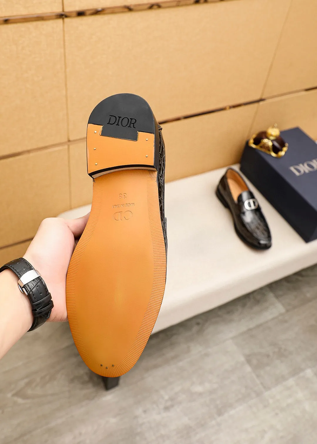 Men's shoes 💰480 💐 Product trademark: Dior "Dior" casual leather shoes Regular size: 39-44 (38.45.46🉑️Customized) Product materials: Selected Italian imported first-layer open-edge beaded cowhide leather upper + classic hardware buckle, imported water-dyed 🐂 cowhide lining. Strong three-dimensional visual effect, original outsole Color: 3⃣️colors available